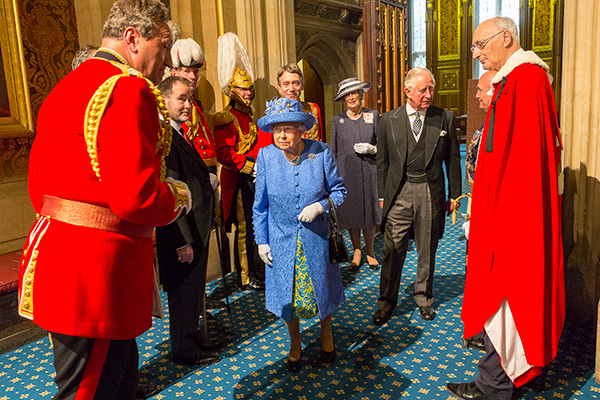 Elizabeth II, who wears a controversial outfit, leaves the Parliament after the Queen's speech on 21 June. Photo: Roger Harris / House of Lords (CC BY-NC 2.0)