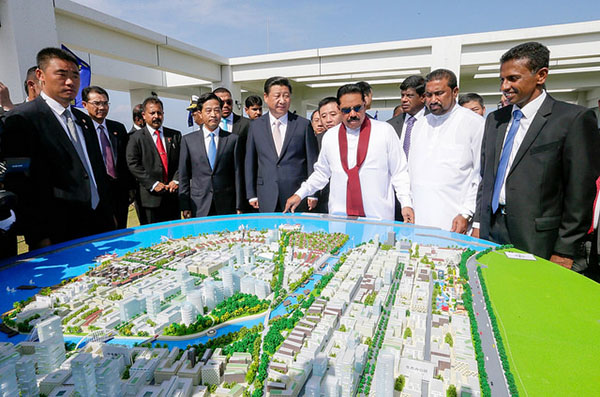 Sri Lanka President Mahinda Rajapaksa and Chinese President Xi Jinping inspect the model structure of the “Colombo Port City”. Photo: Mahinda Rajapaksa (CC BY-NC 2.0).