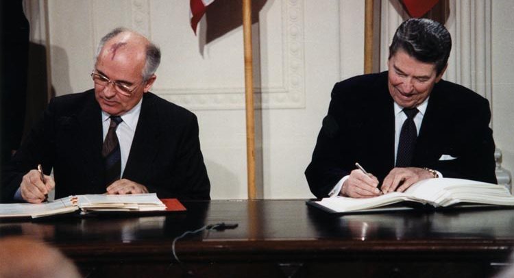 Mijaíl Gorbachov y Ronald Reagan durante la firma del Tratado de Armas Nucleares Intermedias (INF) en la Casa Blanca (1987). Foto: White House Photographic Office (Wikimedia Commons / Dominio Público). Blog Elcano