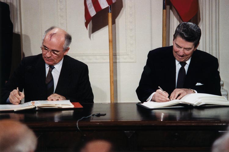 Mijaíl Gorbachov y Ronald Reagan durante la firma del Tratado de Armas Nucleares Intermedias (INF) en la Casa Blanca (1987). Foto: White House Photographic Office (Wikimedia Commons / Dominio Público). Blog Elcano
