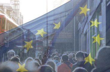 Brexit: posibles desastres políticos. Bus rojo en Londres y la bandera de la UE. Foto: Descrier / Flickr. Licencia Creative Commons Reconcimiento.
