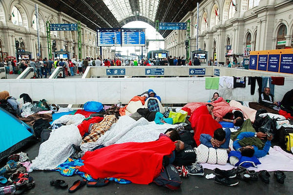 Refugiados en la estación de tren de Keleti, Budapest. Foto: Rebeca Harms / Wikimedia Commons. Licencia Creative Commons Reconocimiento-Compartir Igual.