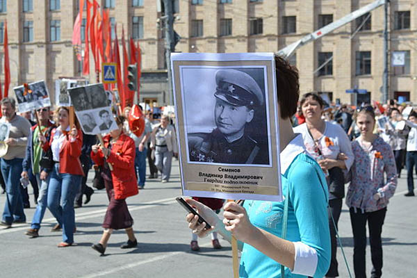 Marcha "Regimiento inmortal" en el 70 aniversario del Día de la Victoria sobre la Avenida Tverskaya de Moscú. Foto: ProtoplasmaKid (Wikimedia Commons / CC BY-SA 4.0).