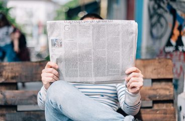 Desinformación: ¿puede el Estado protegerte de ser tonto? Una persona lee un periódico en Berlín. Foto: Roman Kraft (Unsplash)