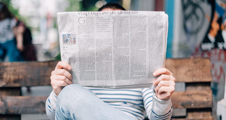 Desinformación: ¿puede el Estado protegerte de ser tonto? Una persona lee un periódico en Berlín. Foto: Roman Kraft (Unsplash)