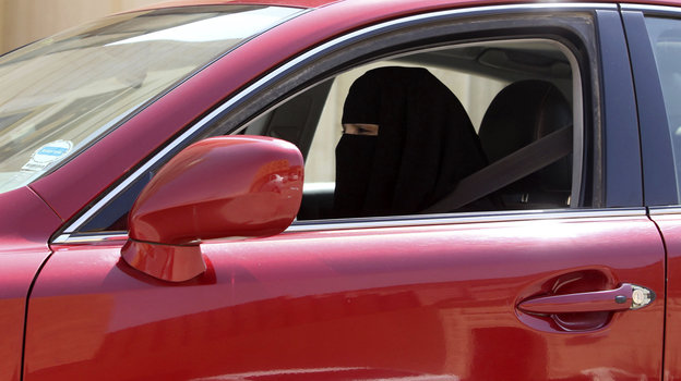 Mujer al volante y (ciber)activismo constante. Imagen vía Saudi Women Driving. Blog Elcano
