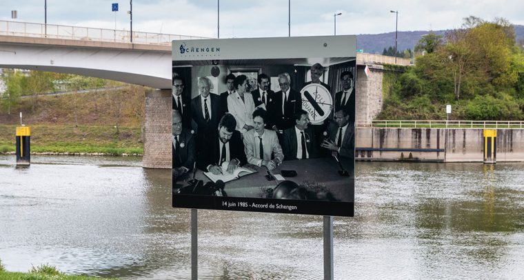 Valla con la imagen de la firma del acuerdo de Schengen en 1985. Foto: Manolo Gómez (CC BY 2.0). Blog Elcano