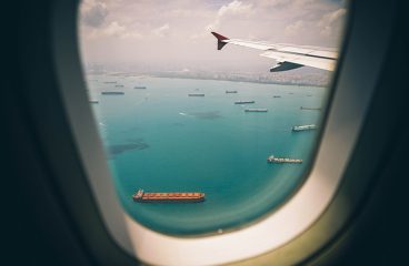 Cargueros en la costa desde la ventanilla de un avión. Foto: Fancy Crave en Unsplash