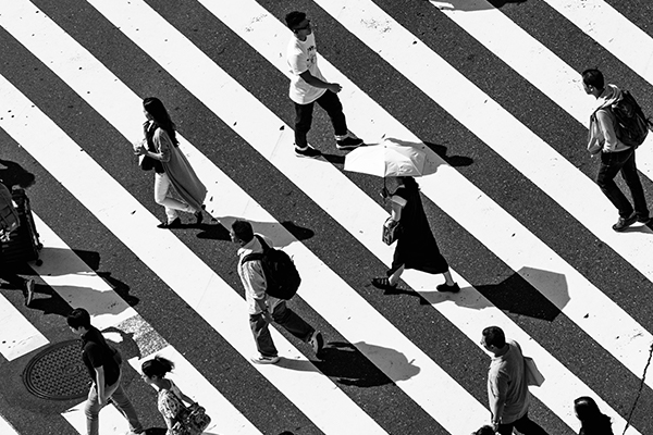 Personas en el cruce de Shinjuku (Tokio, Japón). Foto: Ryoji Iwata (@ryoji__iwata)