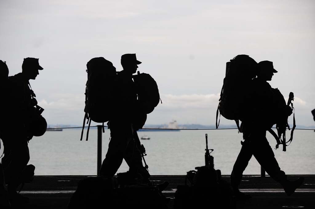 La Unión Europea sigue buscando su Brújula. Siluetas soldados caminando. Foto: Pixabay (CC0)