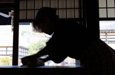 Elogio de las virtudes ordinarias en la era de los derechos. Una mujer elabora los fideos "soba" en el distrito de Kawanuma (Fukushima, Japón).Foto: mrhayata (CC BY-SA 2.0). Blog Elcano