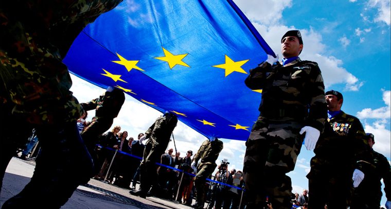 Defensa de la UE. Soldados llevando la bandera de la UE. Foto: © European Union 2014 - European Parliament (CC BY-NC-ND 2.0). Blog Elcano