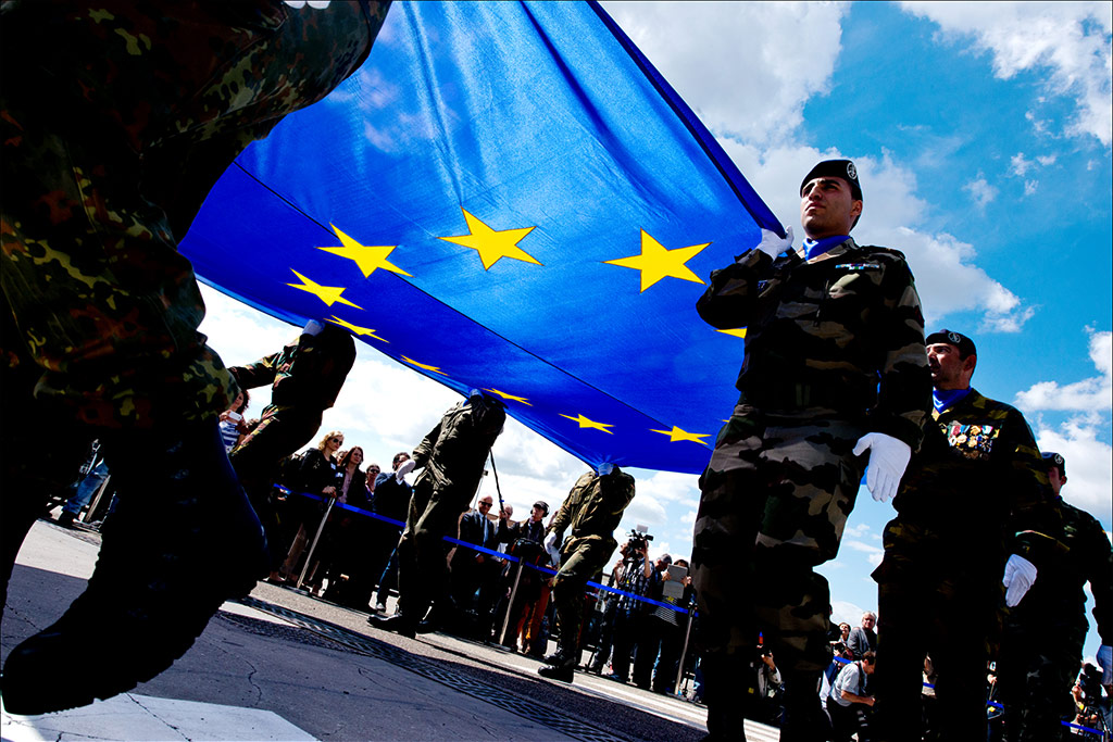 Defensa de la UE. Soldados llevando la bandera de la UE. Foto: © European Union 2014 - European Parliament (CC BY-NC-ND 2.0). Blog Elcano