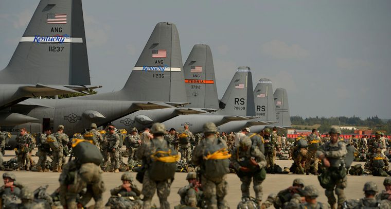 Cost Plus 50. Soldados de EEUU y Canadá en la base aérea de Ramstein, Alemania. Foto: U.S. Department of Defense Current Photos (DoD photo by Staff Sgt. Tim Chacon, U.S. Air Force/Released) (United States government work).