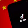 La app TikTok en un iPhone con la bandera de China al fondo. Foto: Solen Feyissa (@solenfeyissa). Blog Elcano