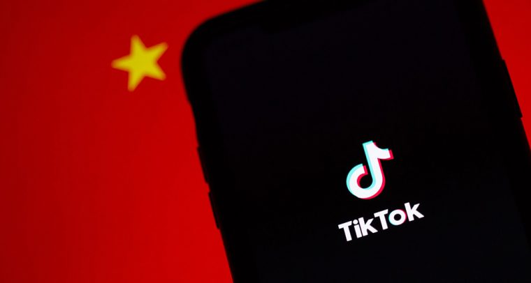 La app TikTok en un iPhone con la bandera de China al fondo. Foto: Solen Feyissa (@solenfeyissa). Blog Elcano