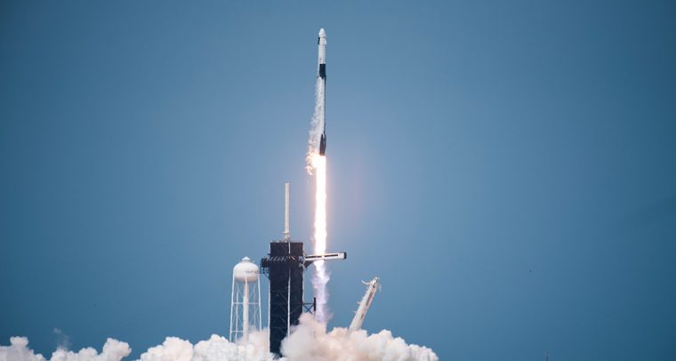 Lanzamiento de SpaceX Demo-2 de dos astronautas a la Estación Espacial Internacional el pasado 30 de mayo, que abre una nueva era en la carrera por el espacio. Foto: Daniel Oberhaus (CC BY 2.0). Blog Elcano