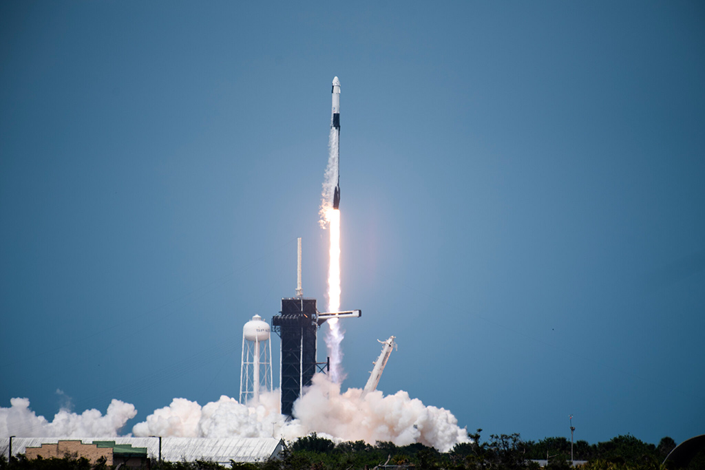 Lanzamiento de SpaceX Demo-2 de dos astronautas a la Estación Espacial Internacional el pasado 30 de mayo, que abre una nueva era en la carrera por el espacio. Foto: Daniel Oberhaus (CC BY 2.0). Blog Elcano