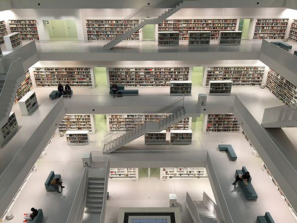 Stadtbibliothek en Stuttgart, Alemania. Photo by Tobias Fischer on Unsplash