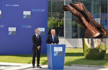Donald Trump, junto a Jens Stoltenberg (Secretario General de la OTAN), durante su discurso en el memorial 11-S/Artículo 5. Foto: ©NATO / Flickr.
