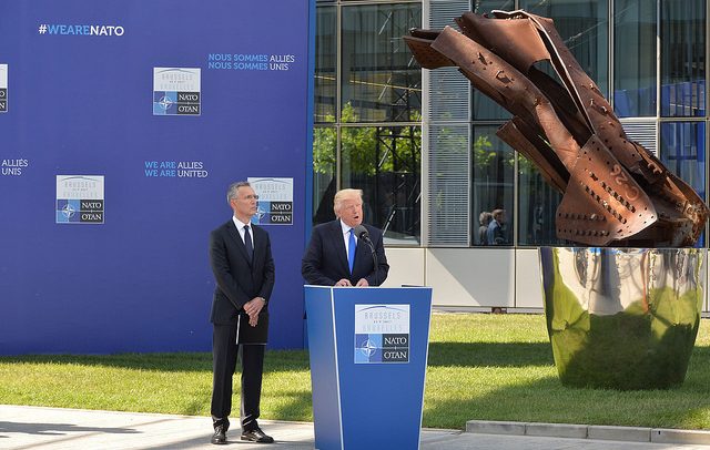 Donald Trump, junto a Jens Stoltenberg (Secretario General de la OTAN), durante su discurso en el memorial 11-S/Artículo 5. Foto: ©NATO / Flickr.
