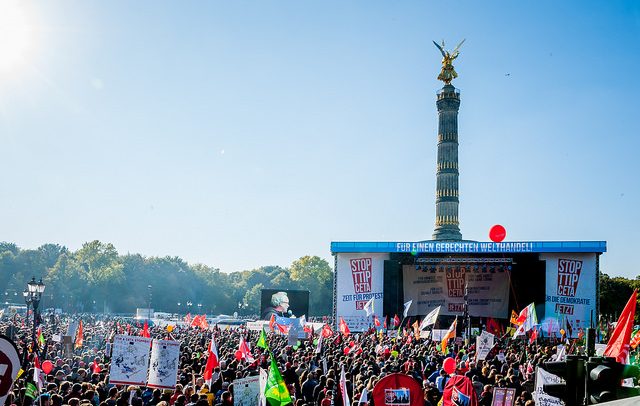Manifestación Stop TTIP en Berlín (10/10/2015. Foto: Foodwatch / Flickr. (CC BY-SA 2.0). Blog Elcano