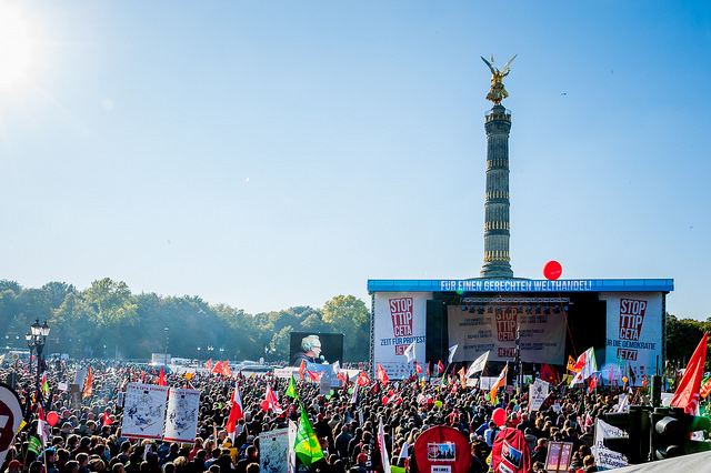 Manifestación Stop TTIP en Berlín (10/10/2015. Foto: Foodwatch / Flickr. (CC BY-SA 2.0). Blog Elcano