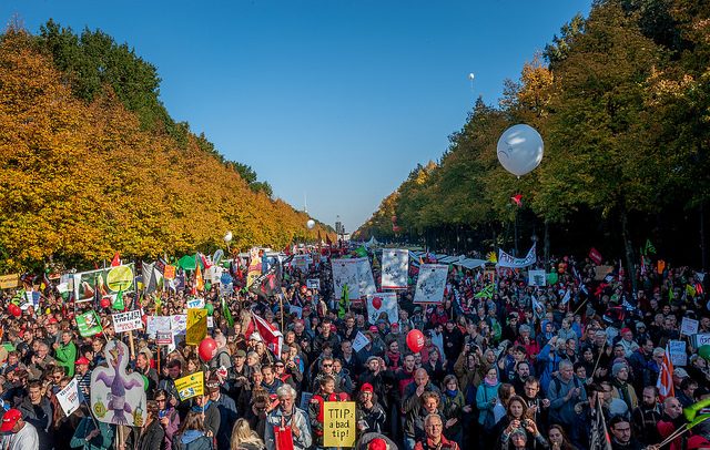 Manifestación Stop TTIP en Berlín (10/10/2015. Foto: Foodwatch / Flickr (CC BY-SA 2.0). Blog Elcano