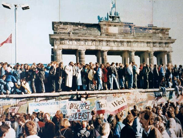 The Fall of the Berlin Wall - Caída del Muro de Belín. Elcano Blog