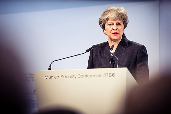 Theresa May, primera ministra del Reino Unido e Irlanda del Norte, durante su discurso en la Conferencia de Seguridad de Múnich 2018. Foto: MSC/Kuhlmann. Blog Elcano