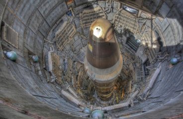 Carrera nuclear a toda vela. Un misil Titan II ICBM en un silo subterráneo. Foto: Steve Jurvetson (CC BY 2.0).