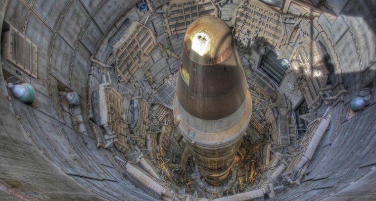 Carrera nuclear a toda vela. Un misil Titan II ICBM en un silo subterráneo. Foto: Steve Jurvetson (CC BY 2.0).