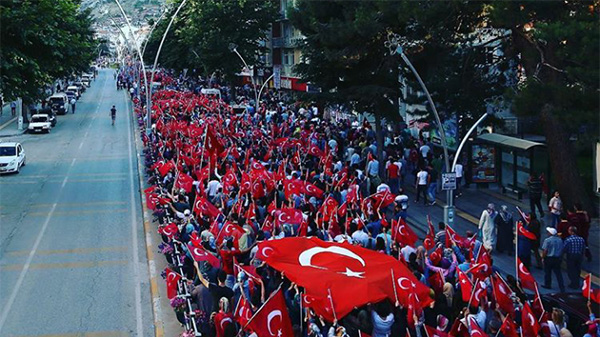 Manifestantes contra el intento de golpe de Estado en Turquía en la ciudad de Tokat. Foto: Lubunya / Wikimedia Commons (CC BY-SA 2.0)