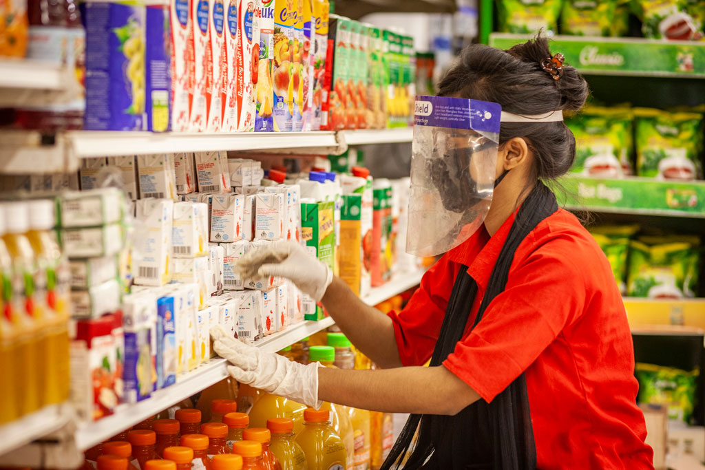 Igualdad de género global, ¿dónde están las políticas públicas? Trabajadora en un supermercado en Dhaka (Bangladesh). Foto: UN Women/Fahad Abdullah Kaizer - UN Women Asia and the Pacific (CC BY-NC-ND 2.0). Blog Elcano