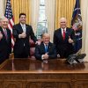 Donald Trump, Mike Pence, Mitch McConnell y Paul Ryan celebran la aprobación de la reforma fiscal ayer en la Casa Blanca. Foto: The White House (dominio público)