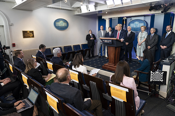 Rueda de prensa del presidente Donald Trump junto al vicepresidente Mike Pence y los miembros de el Cuerpo Especial para el Coronavirus de la Casa Blanca (20/3/2020). Foto: The White House / Shealah Craighead (Dominio público)