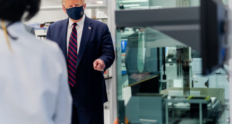 Donald Trump, presidente de los EEUU, usando una mascarilla durante su visita al Bioprocess Innovation Center de Fujifilm Diosynth Biotechnologies en julio de 2020. Foto: Shealah Craighead / The White House (Dominio público). Blog Elcano