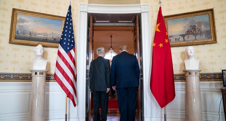 Donald Trump (presidente de EEUU) y Liu He (viceprimer ministro de China) en la firma de la Fase 1 del Acuerdo Comercial entre EEUU y China el pasado 15 de enero. Foto: Shealah Craighead / The White House (Dominio público). Blog Elcano