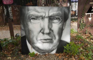 Painted portrait of Donald Trump in Lyon (France). Photo: Thierry Ehrmann / Flickr (CC BY 2.0). Elcano Blog