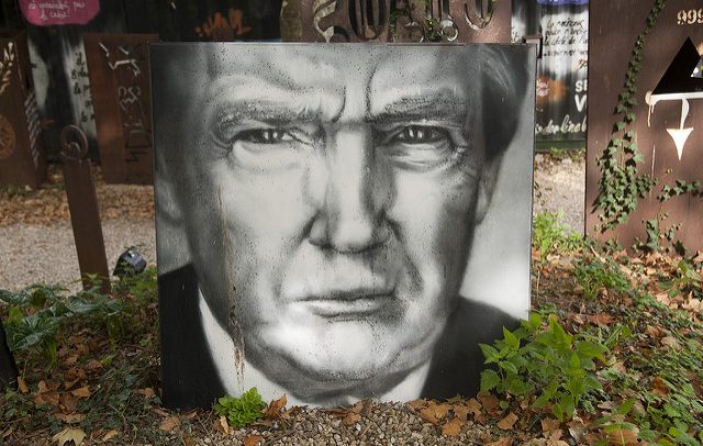 Retrato de Donald Trump en Lyon (Francia). Foto: Thierry Ehrmann / Flickr (CC BY 2.0). Blog Elcano