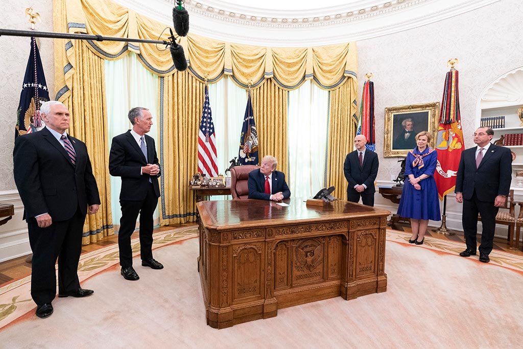 El multilateralismo anda descarriado. Reunión de Donald Trump y Mike Pence, presidente y vicepresidente de EEUU, con Daniel O’Day, CEO del laboratorio Gilead, en el Despacho Oval (1/5/2020). Foto: Joyce N. Boghosian / The White House (Dominio público). Blog Elcano
