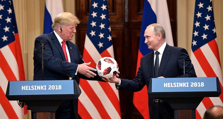 Trump y Putin, de la cumbre de la OTAN a la de Helsinki. Vladimir Putin entrega un balón de la Copa Mundial de Fútbol 2018 a Donald Trump. Foto: Kremlin.ru (CC BY 4.0). Blog Elcano