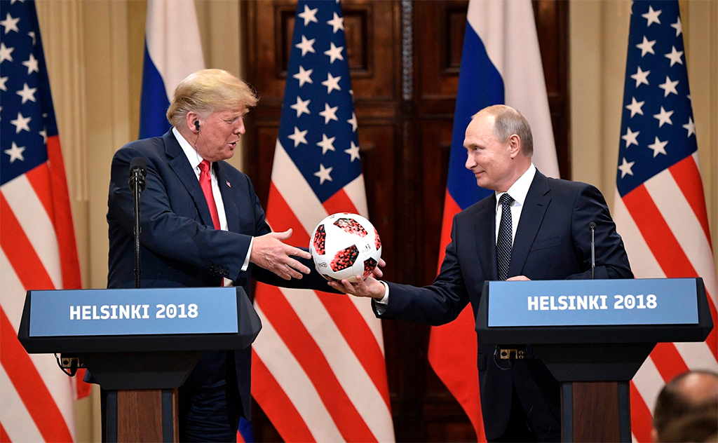 Trump y Putin, de la cumbre de la OTAN a la de Helsinki. Vladimir Putin entrega un balón de la Copa Mundial de Fútbol 2018 a Donald Trump. Foto: Kremlin.ru (CC BY 4.0). Blog Elcano