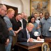 Donald J. Trump firma la proclamación de la Sección 232 de la Ley de Expansión Comercial de 1962 de aranceles sobre las importaciones de acero y aluminio. Foto: Joyce N. Boghosia / The White House (Dominio público). Blog Elcano