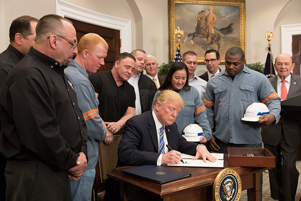 Donald J. Trump signs the Section 232 Proclamations on steel and aluminum imports (tariffs). Photo: Official White House Photo by Joyce N. Boghosian (Public domain). Elcano Blog