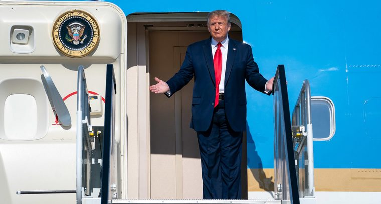 El presidente Donald Trump a su llegada a Tulsa (Oklahoma) el pasado 20 de junio. Foto: Tia Dufour/The White House (Dominio público). Blog Elcano