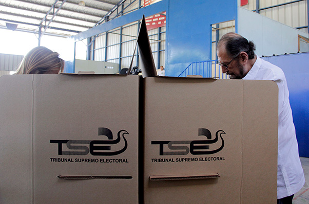 Votantes en un centro electoral en las elecciones de 2015 en El Salvador. Foto: Presidencia El Salvador