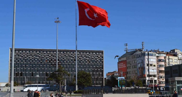 Erdoğan ha perdido el oremus. Bandera turca en la Plaza Taksim, Estambul (Turquía. Foto: BBC World Service (CC BY-NC 2.0)