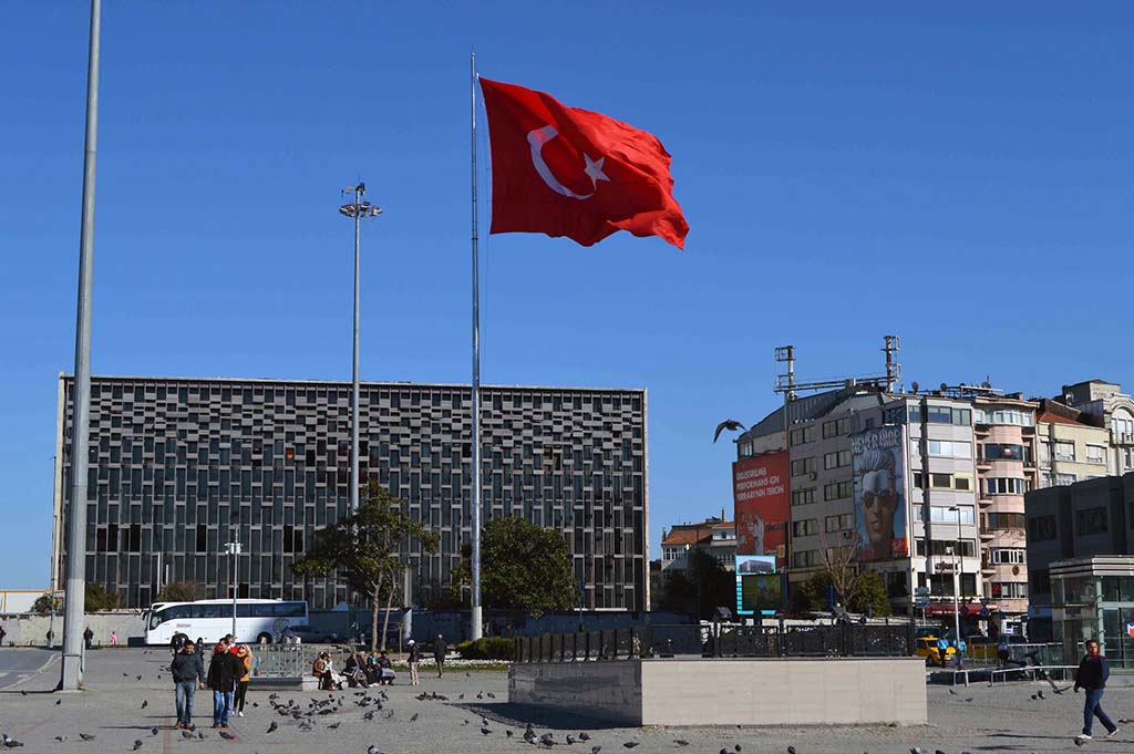 Erdoğan ha perdido el oremus. Bandera turca en la Plaza Taksim, Estambul (Turquía). Foto: BBC World Service (CC BY-NC 2.0)