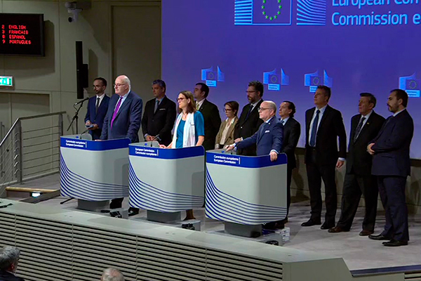 Rueda de prensa conjunta sobre las negociaciones comerciales UE-Mercosur (28/6/2019). Al frente: Phil Hogan, Cecilia Malmström y Jorge Marcelo Faurie. Imagen vía EC Audiovisual Services.